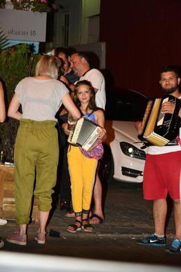 Çocuk sokak çalgıcısına bahşiş verdi