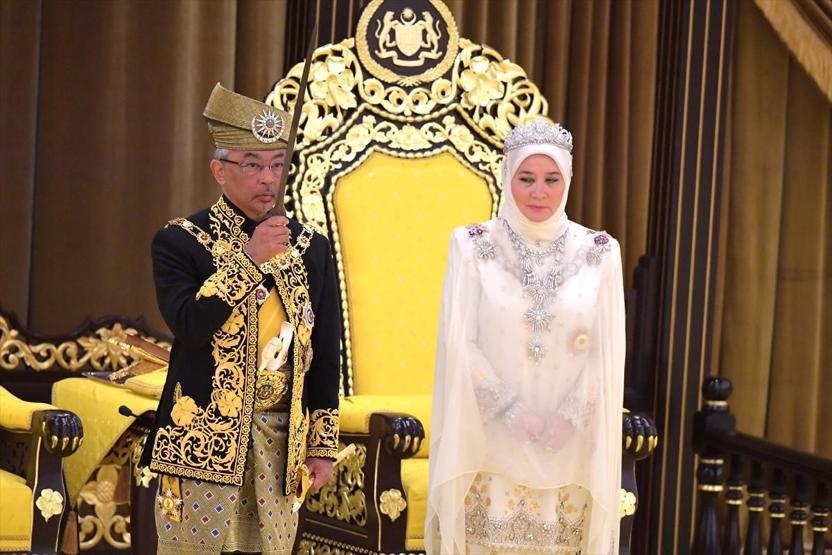 Malezya Kralı Sultan Abdullah törenle tacını giydi