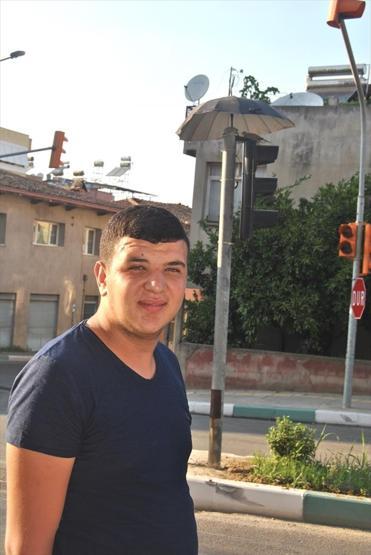 Trafik ışıklarına yuva yapan kumruya şemsiyeli koruma