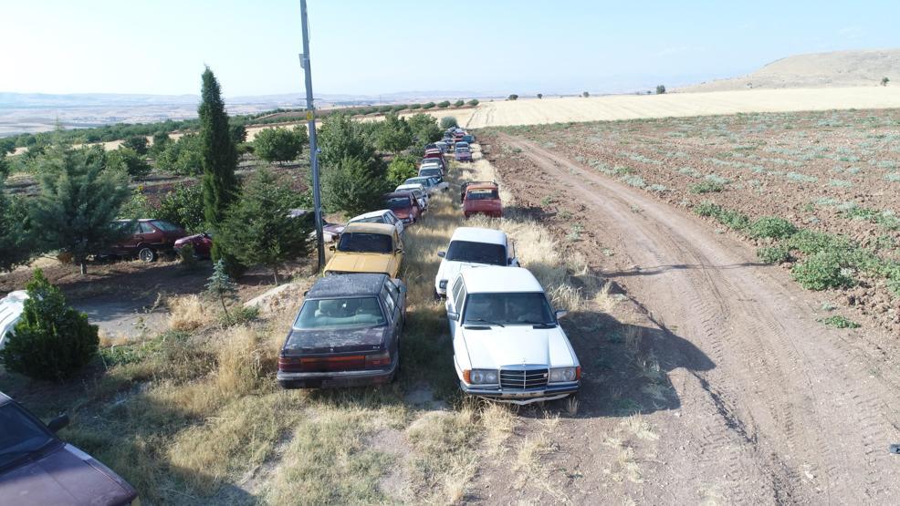 Bir evde 50 araç, gören şaşırıyor