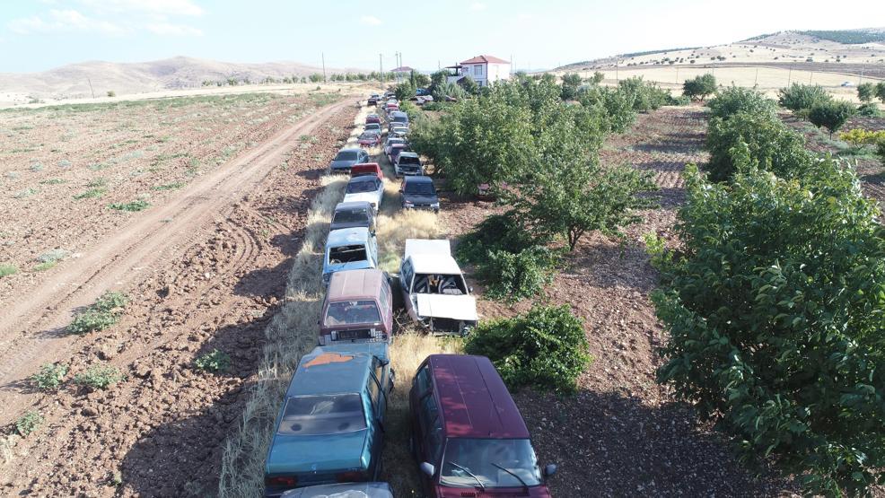 Bir evde 50 araç, gören şaşırıyor
