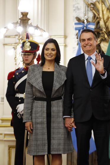 Eşler kavgası gerilimi tırmandırmıştı: Brezilya lideri Bolsonaro yardım teklifini reddetti