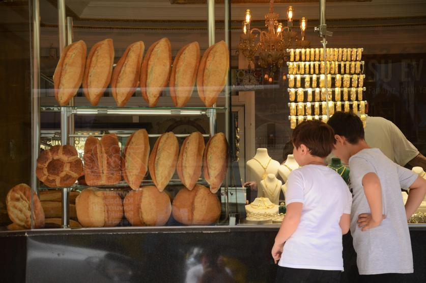 Kuyumcu dükkanında ekmek de satıyor