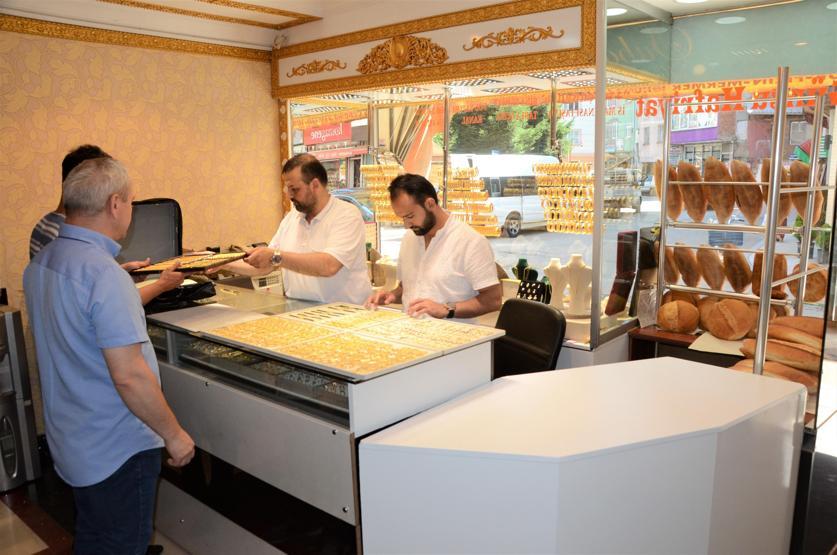 Kuyumcu dükkanında ekmek de satıyor