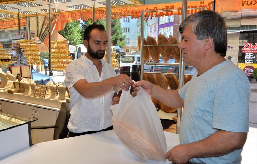Kuyumcu dükkanında ekmek de satıyor