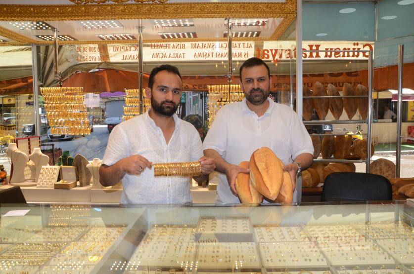 Kuyumcu dükkanında ekmek de satıyor