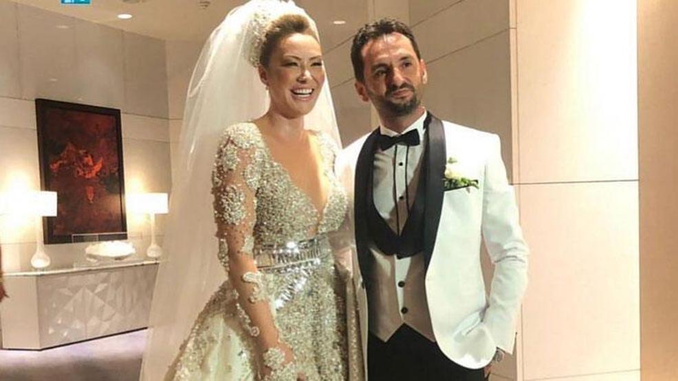 Ünlü şarkıcının mutlu günü Gelinliğiyle dikkat çekti