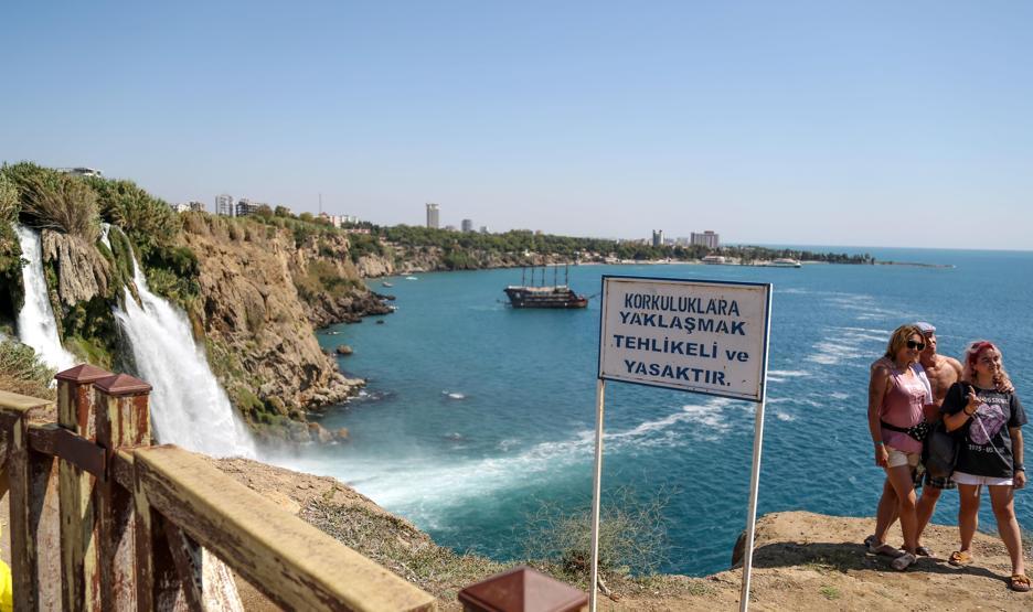 Yaklaşılması yasak olan falezlerde selfie kuyruğu