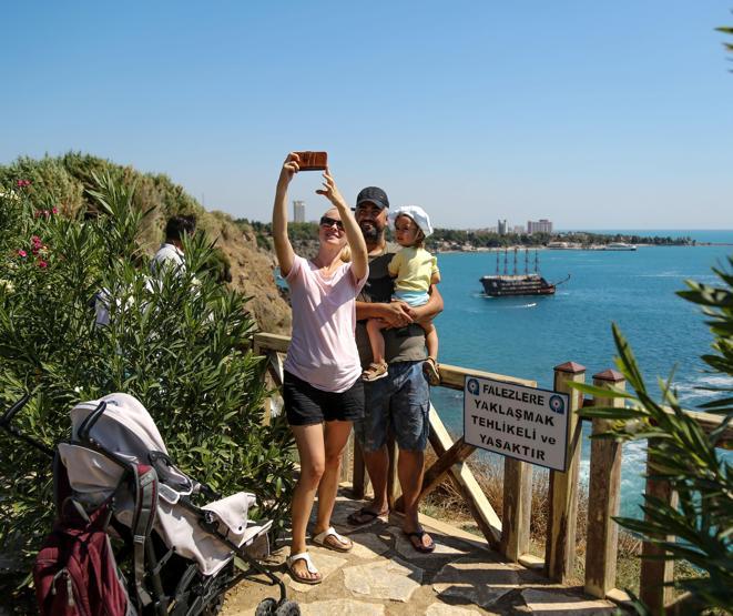 Yaklaşılması yasak olan falezlerde selfie kuyruğu