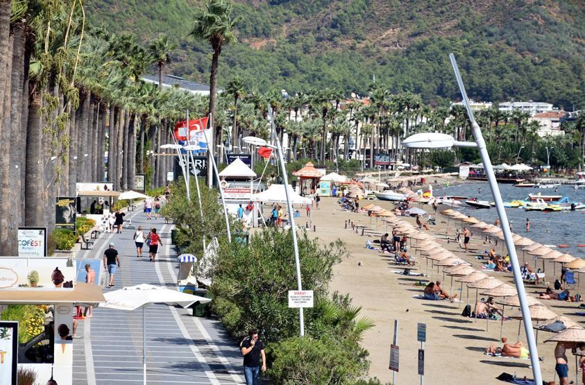 Marmariste deniz kum güneş keyfi sürüyor