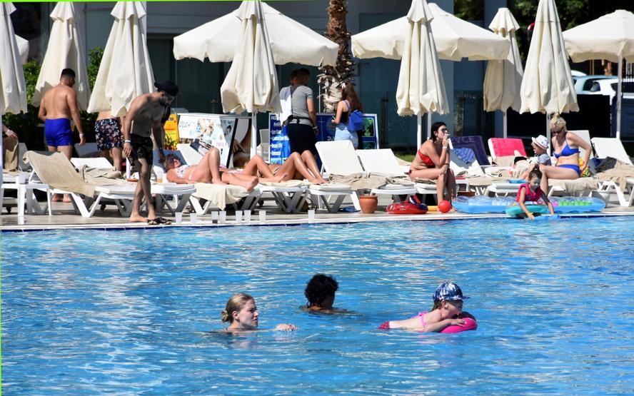 Marmariste deniz kum güneş keyfi sürüyor