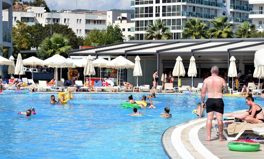 Marmariste deniz kum güneş keyfi sürüyor