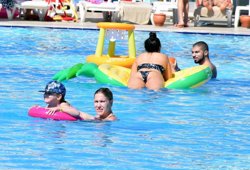 Marmariste deniz kum güneş keyfi sürüyor