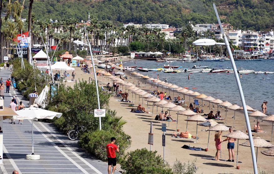 Marmariste deniz kum güneş keyfi sürüyor