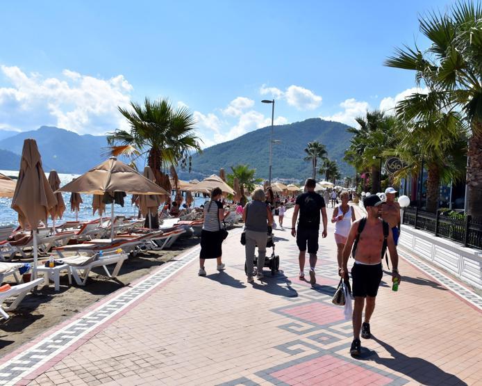 Marmariste deniz kum güneş keyfi sürüyor