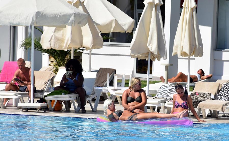 Marmariste deniz kum güneş keyfi sürüyor