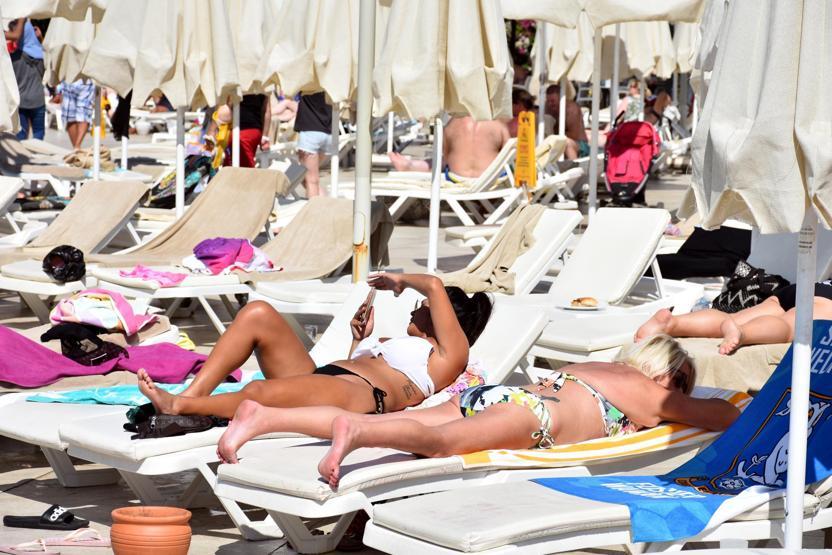 Marmariste deniz kum güneş keyfi sürüyor