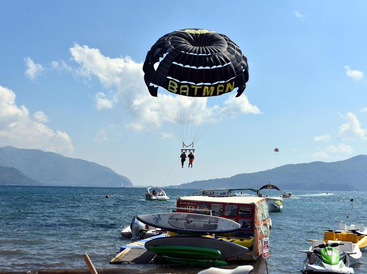 Marmariste deniz kum güneş keyfi sürüyor