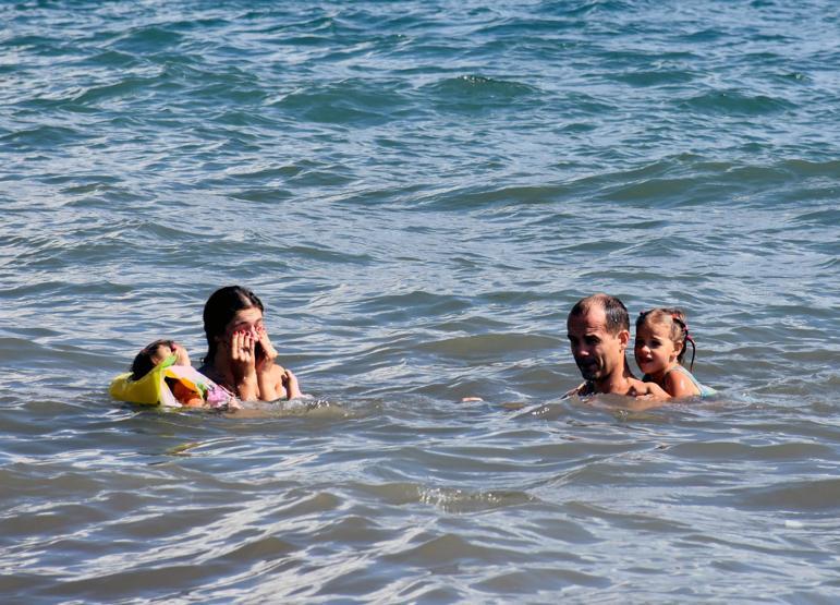 Marmariste deniz kum güneş keyfi sürüyor