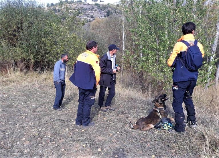 Kaybolan zihinsel engelli adamı iz takip köpeği buldu