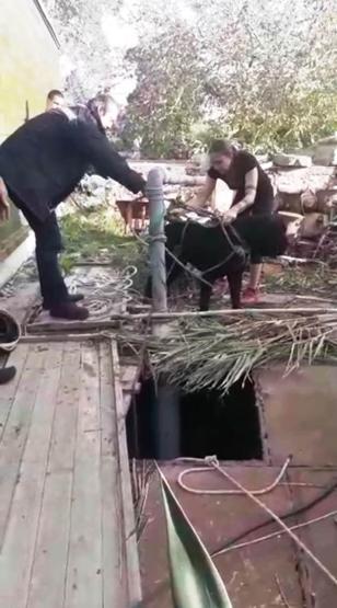 Köpeğini kurtarmak isterken kuyuda mahsur kaldı