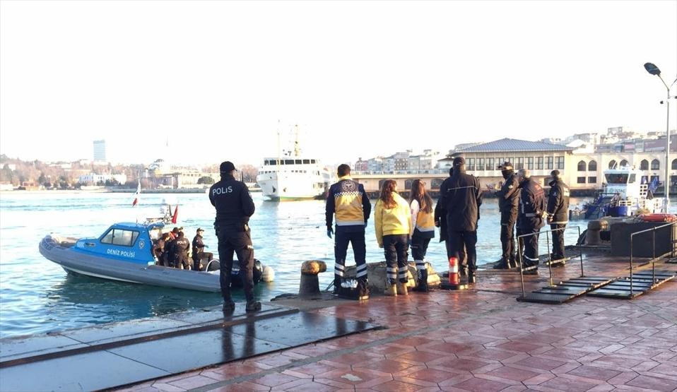 Kadıköyde denizden ceset çıktı; Meraklı vatandaşlar polise zor anlar yaşattı