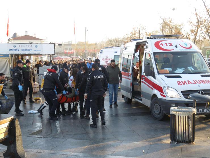 Kadıköyde denizden ceset çıktı; Meraklı vatandaşlar polise zor anlar yaşattı