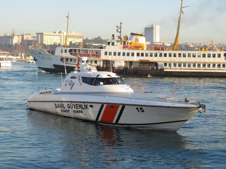 Kadıköyde denizden ceset çıktı; Meraklı vatandaşlar polise zor anlar yaşattı