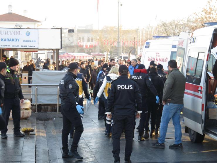 Kadıköyde denizden ceset çıktı; Meraklı vatandaşlar polise zor anlar yaşattı