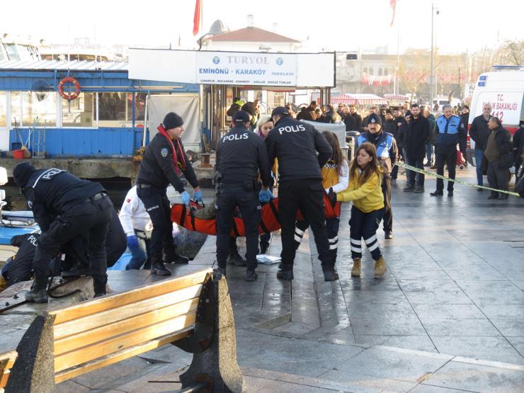 Kadıköyde denizden ceset çıktı; Meraklı vatandaşlar polise zor anlar yaşattı