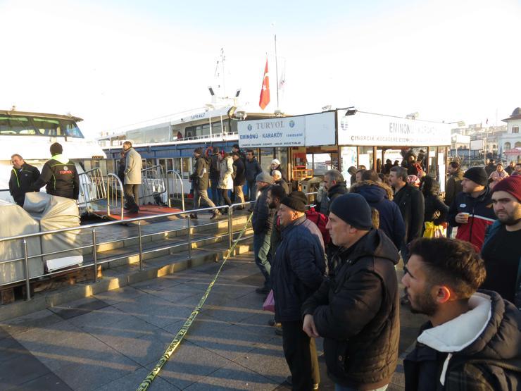 Kadıköyde denizden ceset çıktı; Meraklı vatandaşlar polise zor anlar yaşattı