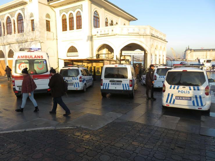 Kadıköyde denizden ceset çıktı; Meraklı vatandaşlar polise zor anlar yaşattı