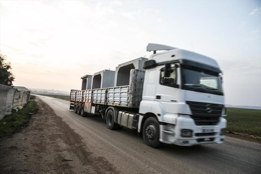 Suriye sınırındaki birliklere beton mevzi sevkiyatı