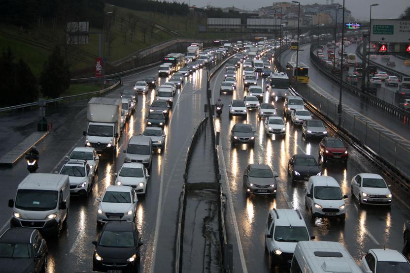 İstanbulda trafik yoğunluğu yüzde 80e ulaştı