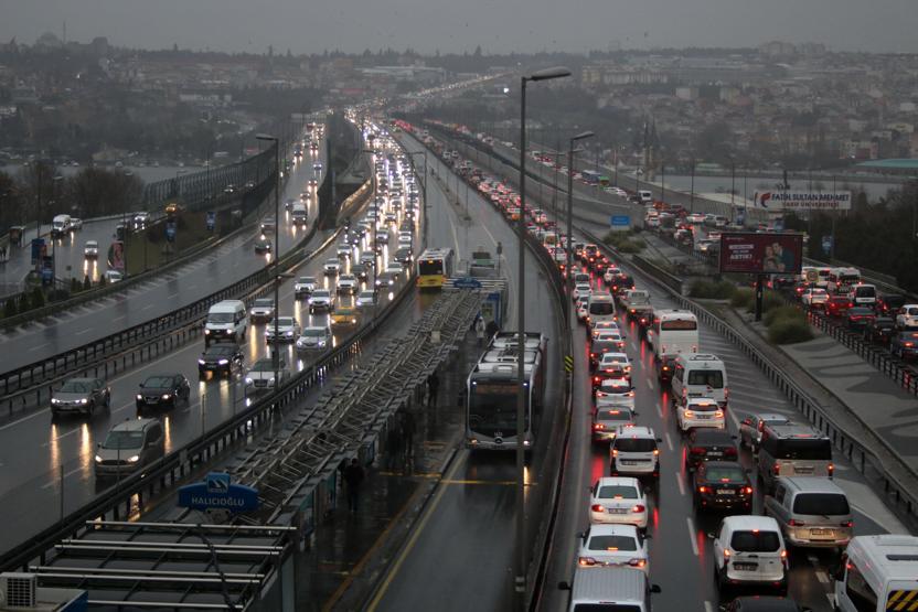 İstanbulda trafik yoğunluğu yüzde 80e ulaştı