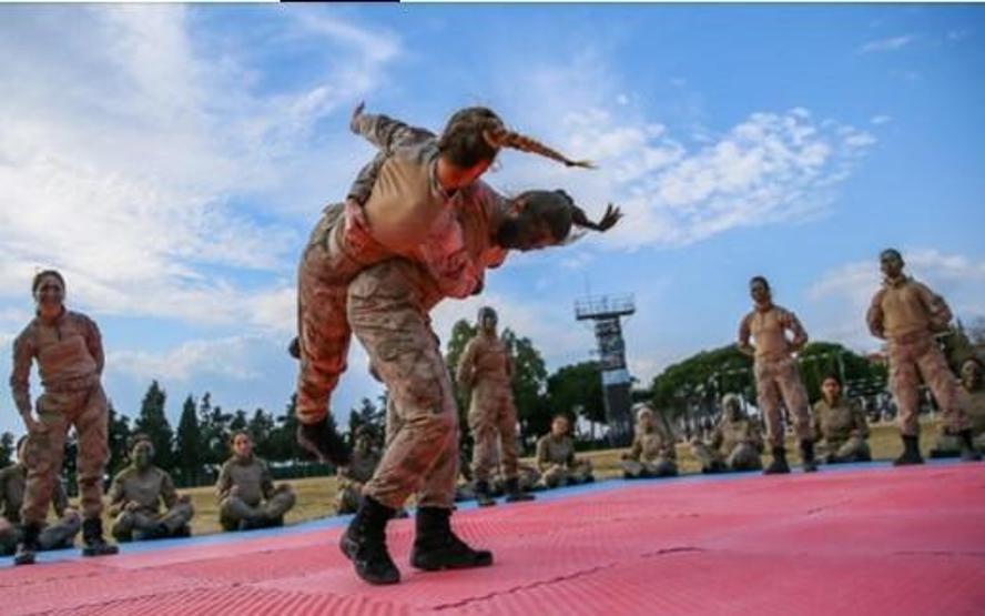 Türkiyenin ilk kadın komando astsubayları göreve hazır