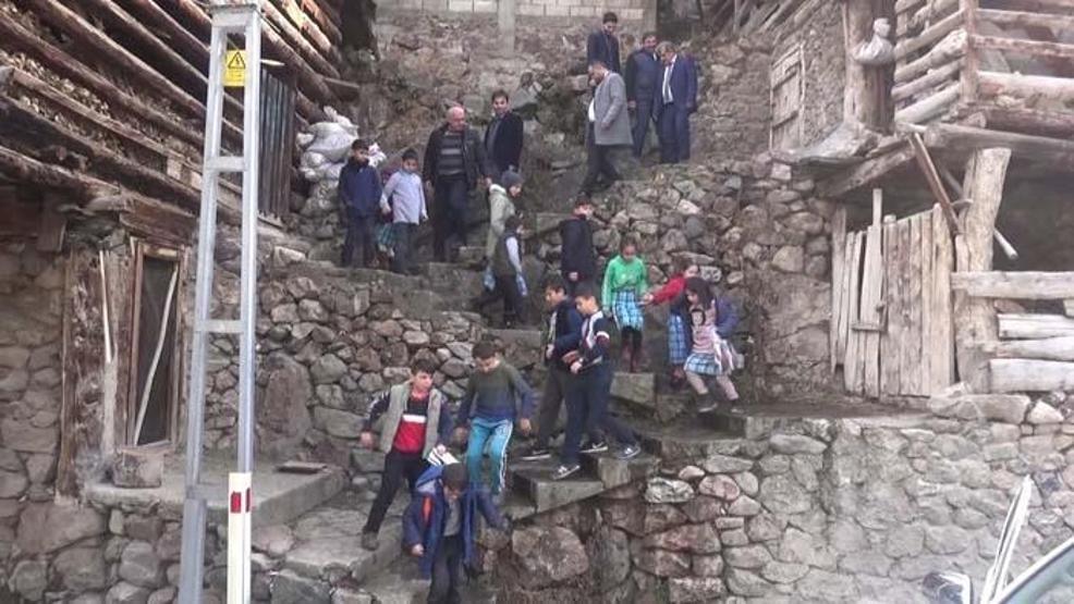384 basamaklı merdivenle okullarına ulaşıyorlar