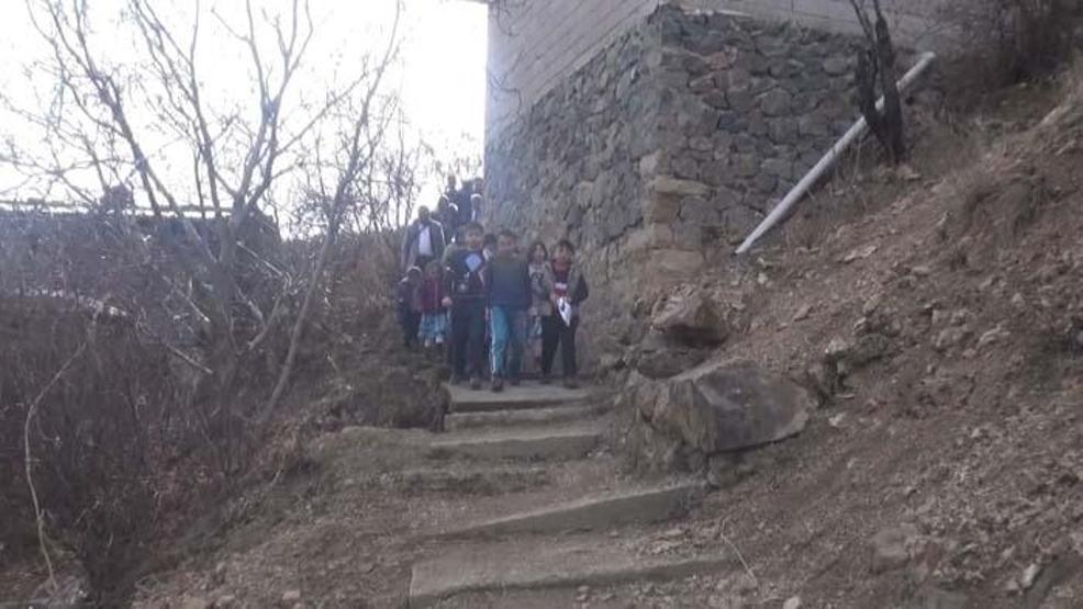 384 basamaklı merdivenle okullarına ulaşıyorlar
