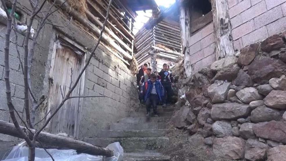 384 basamaklı merdivenle okullarına ulaşıyorlar