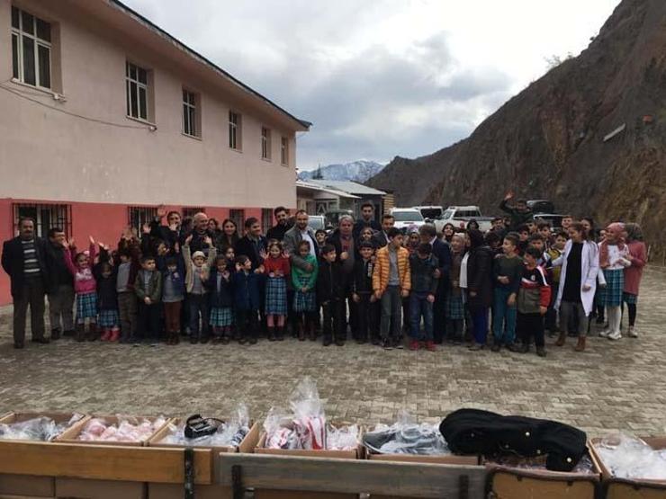 384 basamaklı merdivenle okullarına ulaşıyorlar