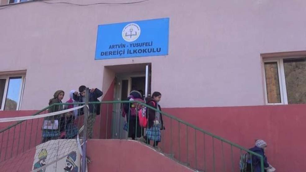 384 basamaklı merdivenle okullarına ulaşıyorlar