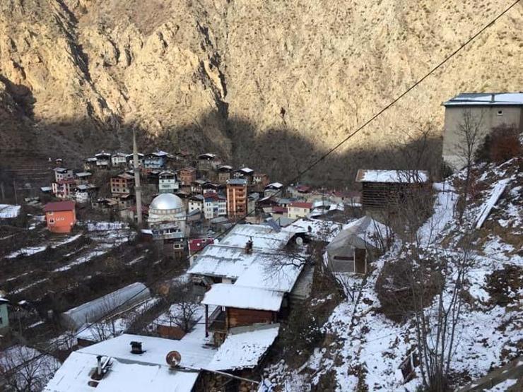 384 basamaklı merdivenle okullarına ulaşıyorlar