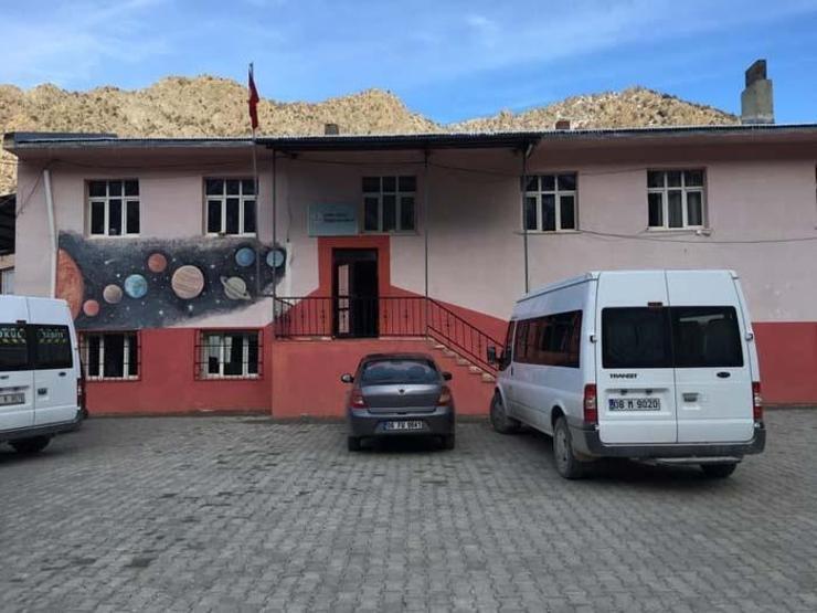 384 basamaklı merdivenle okullarına ulaşıyorlar