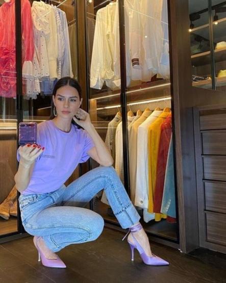 Yasemin Özilhanın terliklerinin fiyatı şoke etti