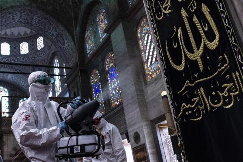 Sultanahmet Camii ilk Cuma namazı için dezenfekte edildi