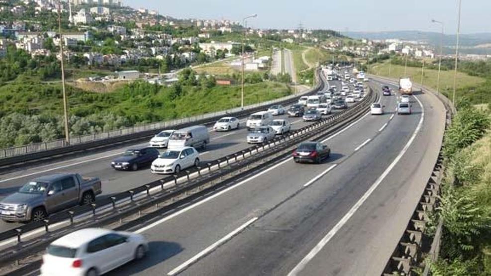 TEM Otoyolu Kocaeli geçişinde tatilci yoğunluğu