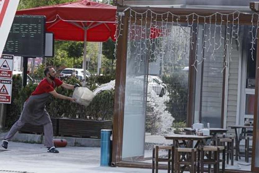 Benzinlikteki kokoreççide yangın