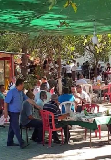 Son dakika... Mahalle meydanında, koronavirüse rağmen dansözlü düğün