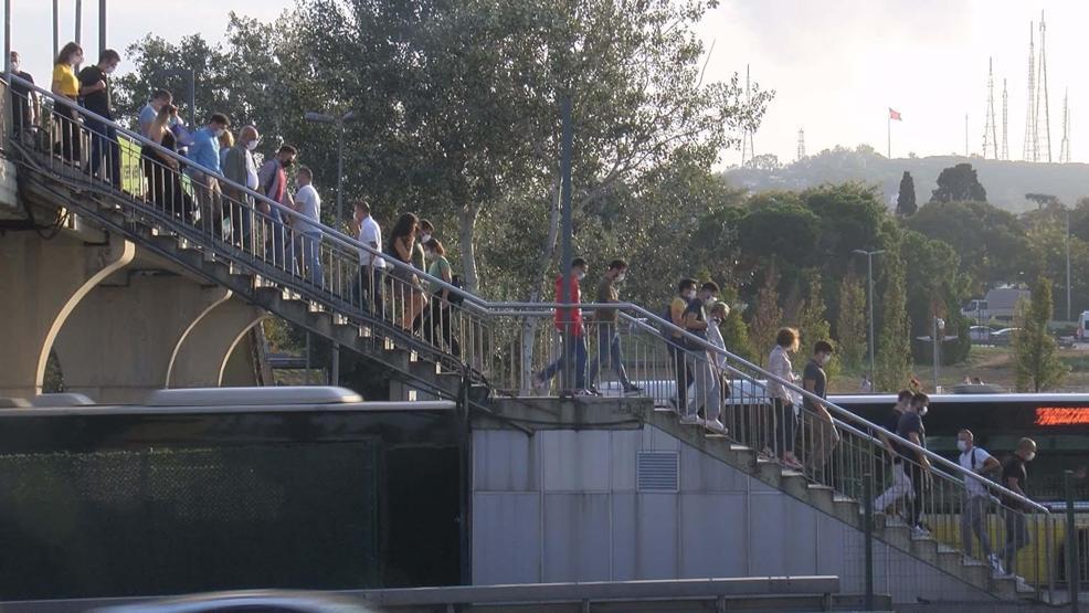 Son dakika... Altunizade Metrobüs Durağında yoğunluk; seferlerin arttırılmasını istediler