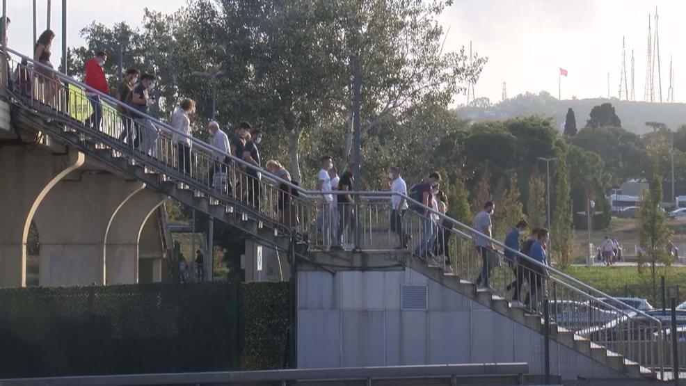 Son dakika... Altunizade Metrobüs Durağında yoğunluk; seferlerin arttırılmasını istediler